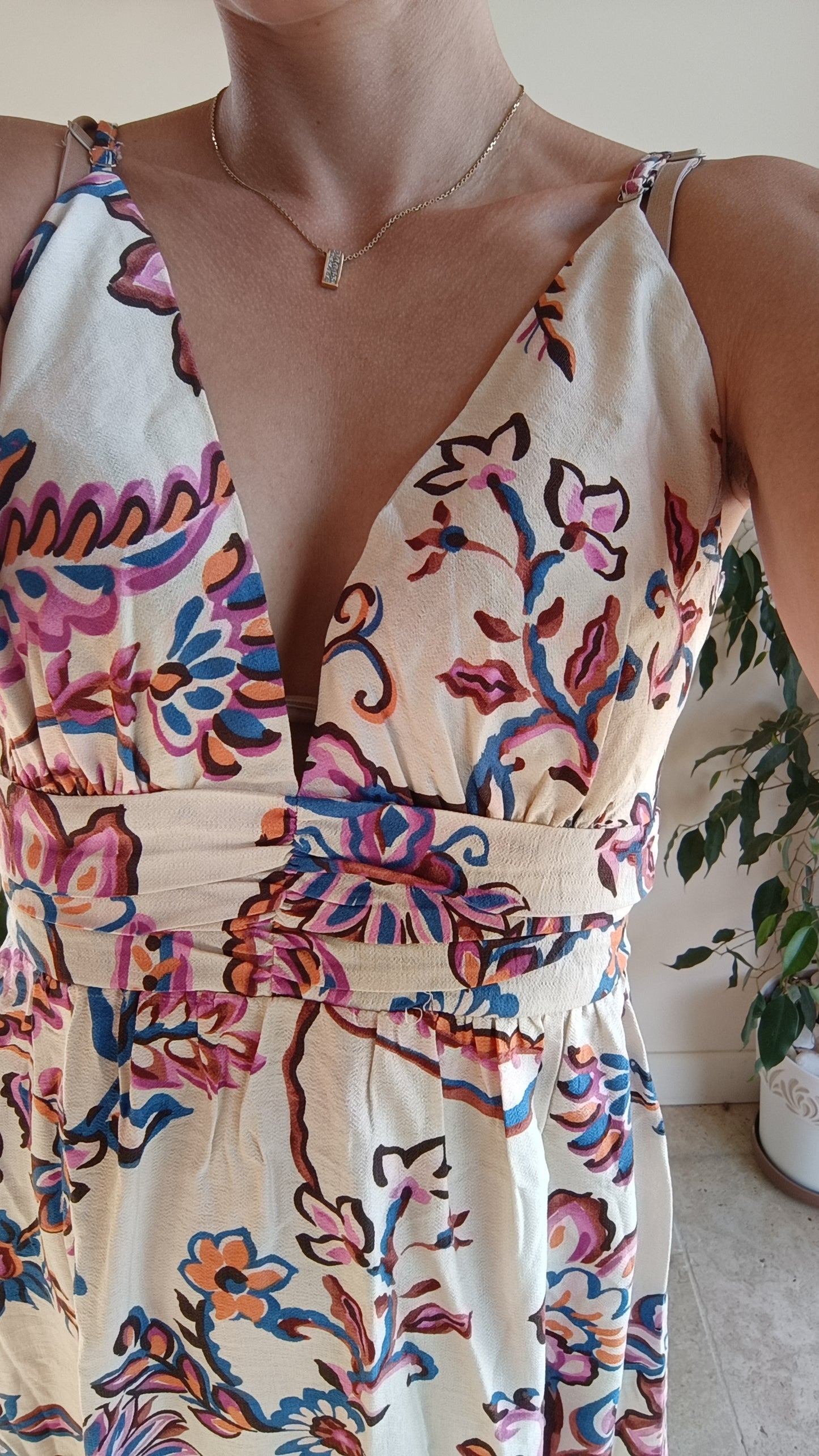 Robe longue écru col V et fente