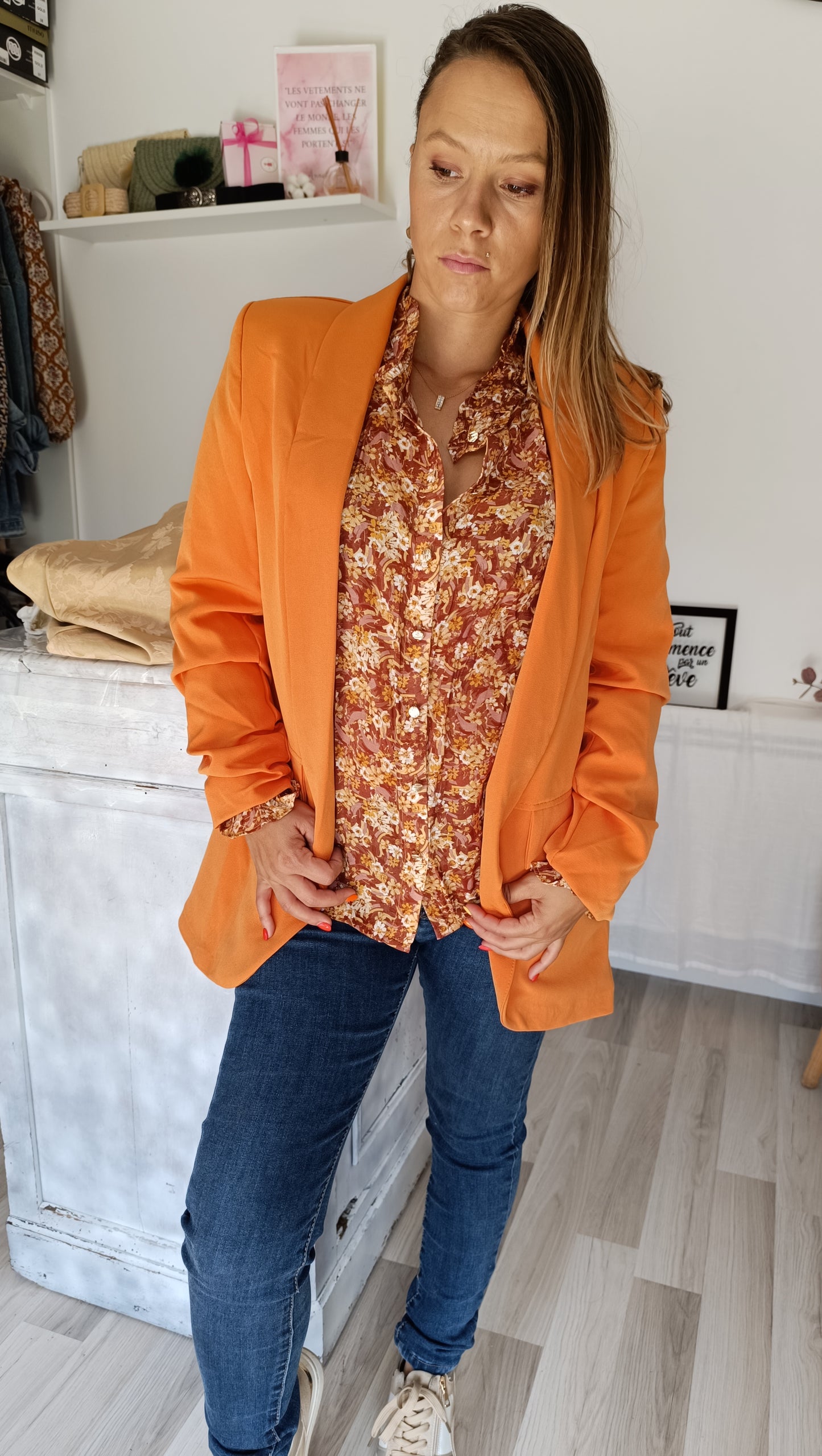 Chemise a motifs et boutons doré