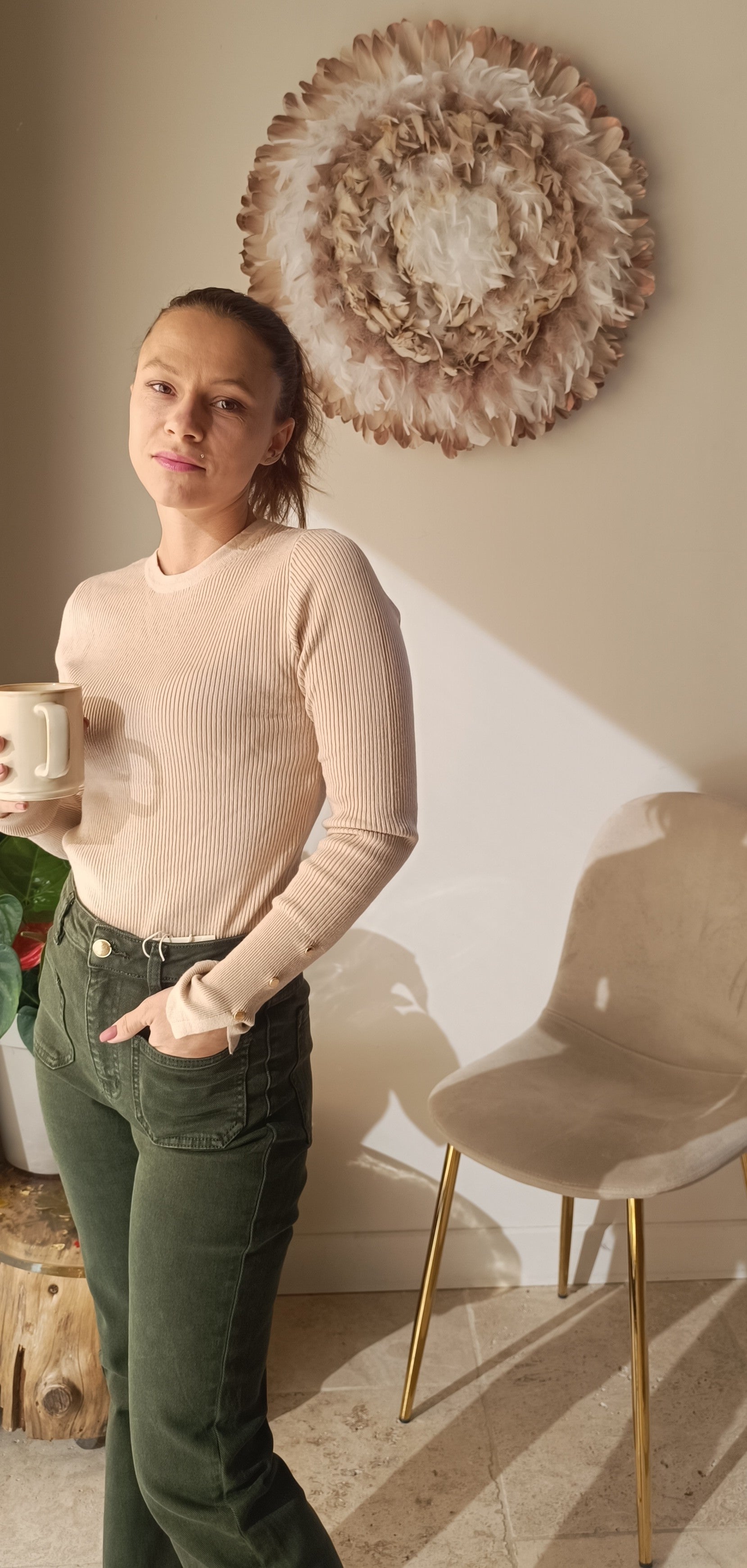 Look d'automne jeans kaki et pull beige