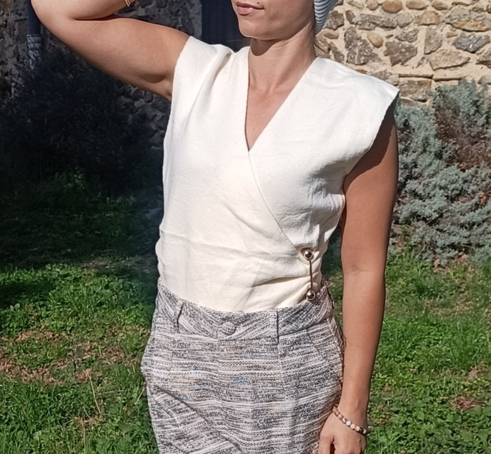 Pull sans manches écru col V