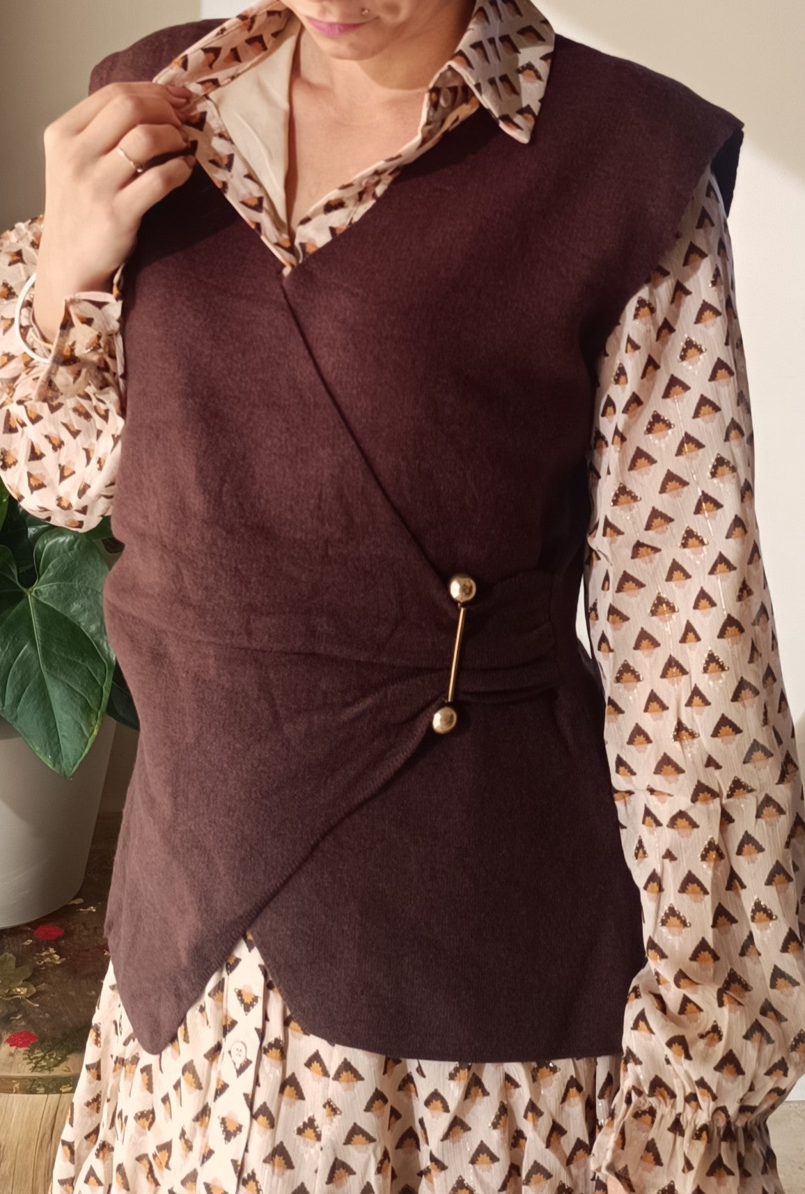 Pull sans manches marron avec boucle doré