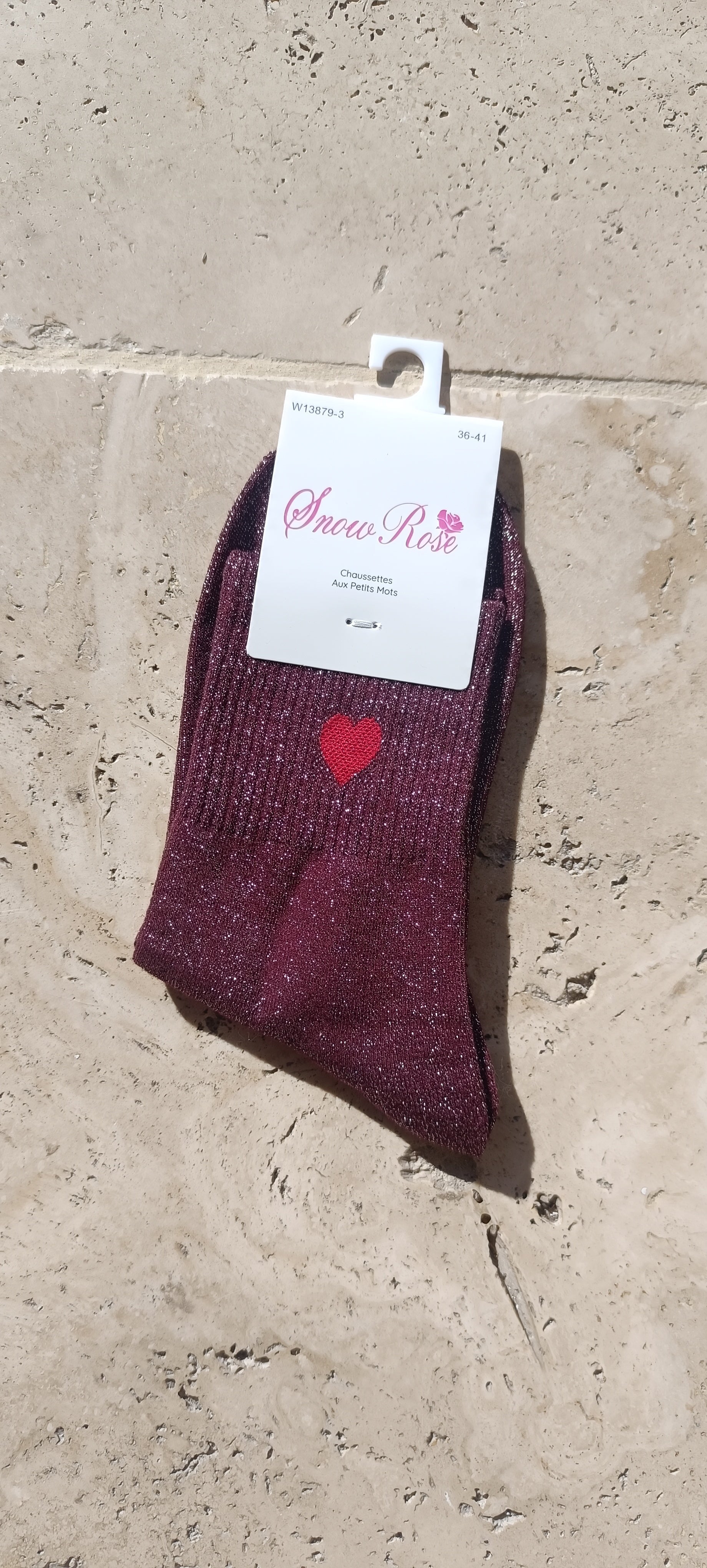 Chaussette satinée et cœur brodé