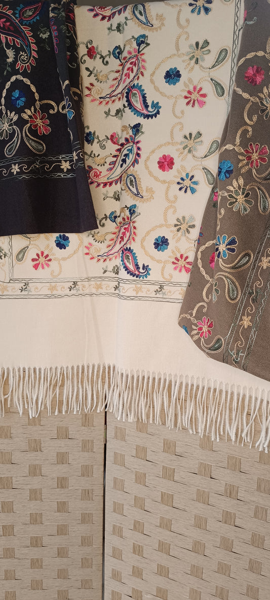 Echarpe douce brodée